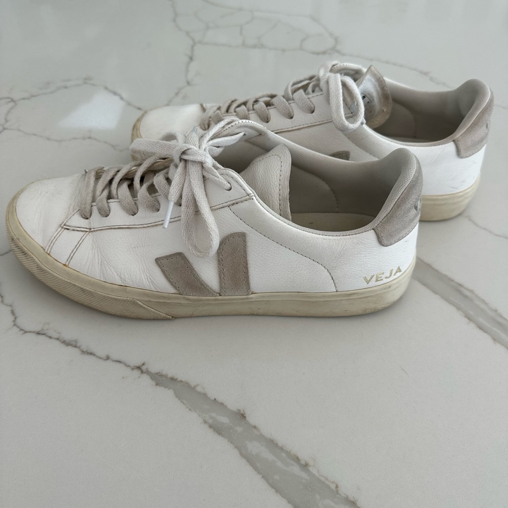 Men’s Veja sneakers - pre owned - size 9